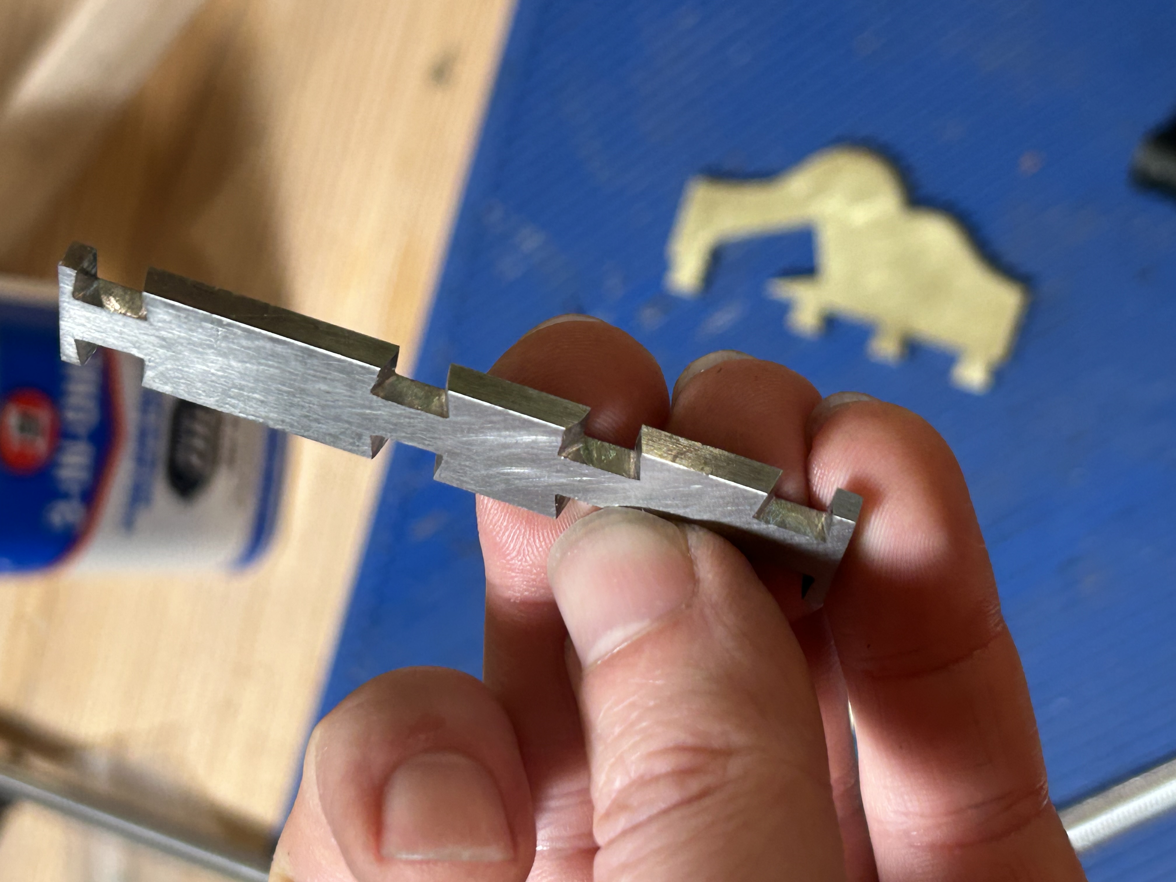 Double dovetail sockets in the sole